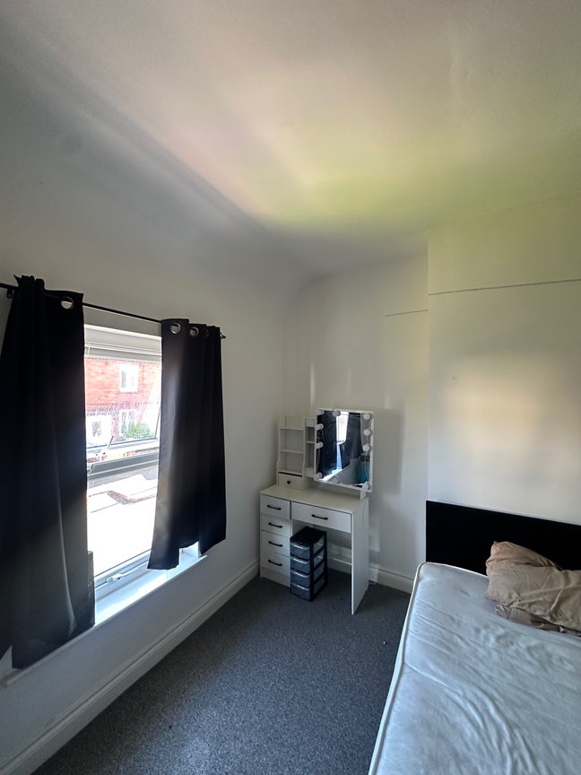Double Room in Madeley Availabe Main Photo