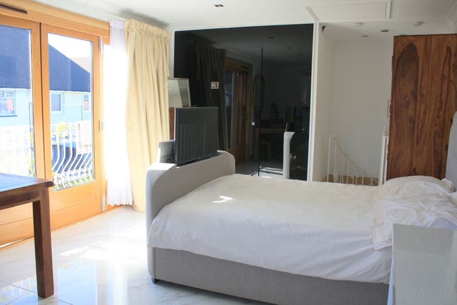 Self Contained Stuido - Heathrow  Main Photo