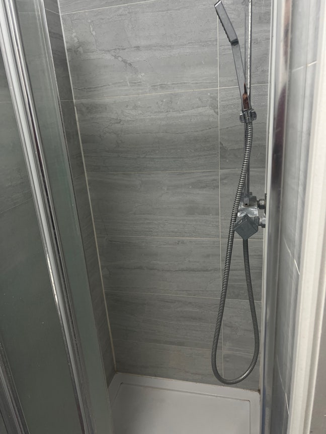 Bright Furnished single room Near Earley Station  Main Photo