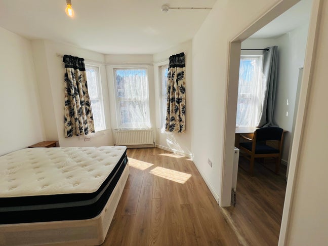 Large Ensuite Room with Additional Room Main Photo