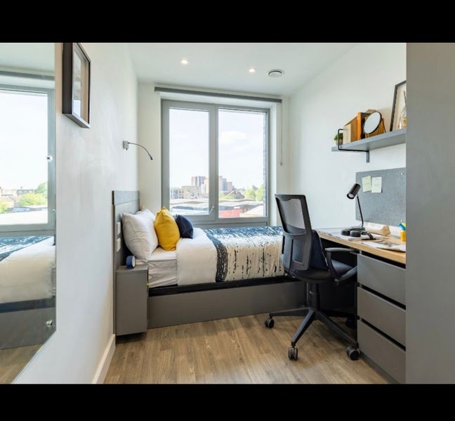 Amazing room near Canary Wharf  Main Photo