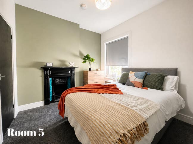 Immaculate double en-suite room available 1 March. Main Photo