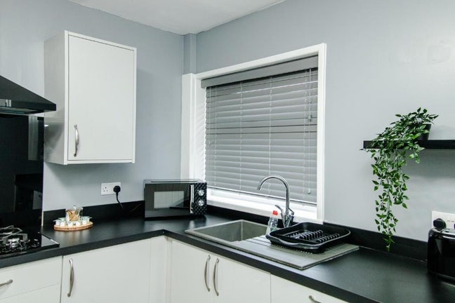 Two rooms available in 3 bedroom house with drive Main Photo