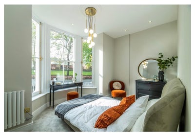 Looking for female roommate in 2 bed flat Main Photo