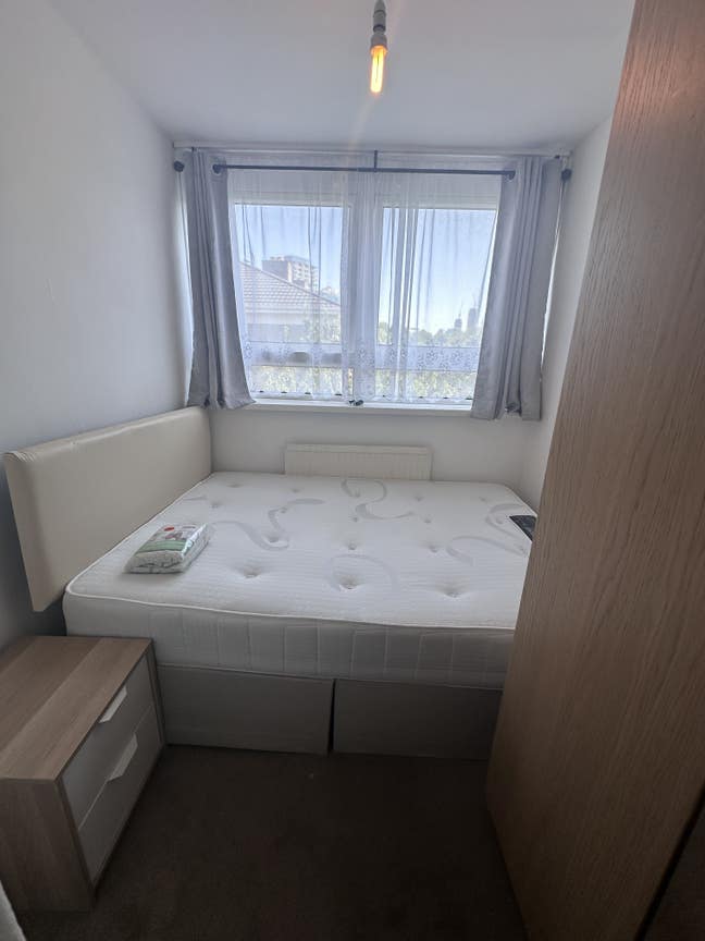 Single Room Near Langdon park DLR Station  Main Photo