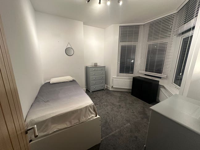 Room with private bathroom and car parking  Main Photo