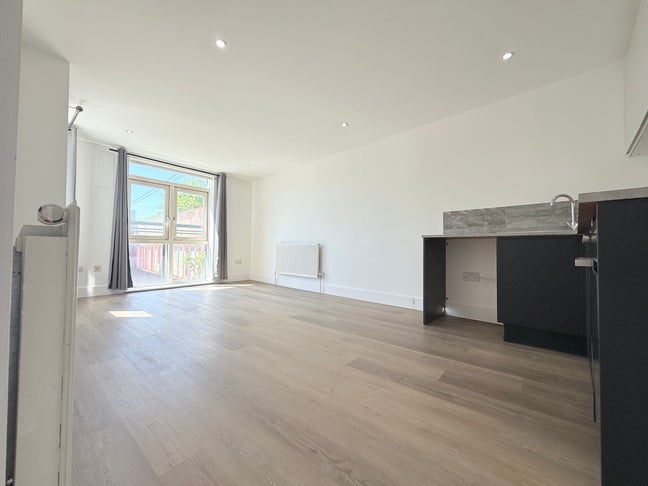 GH3-Newly Renovated 2-BED Flat (2nd Floor) - NW6 Main Photo