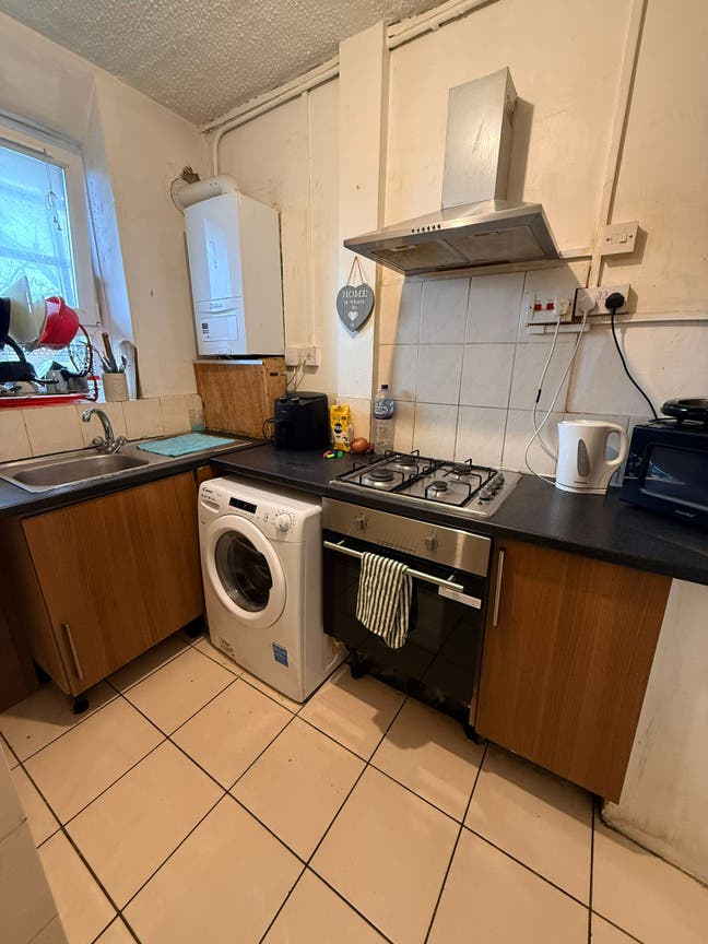 Single room in WHITE CITY Main Photo