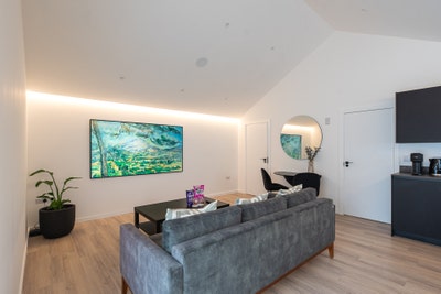 Self contained 1 bed with bathroom and living area Main Photo