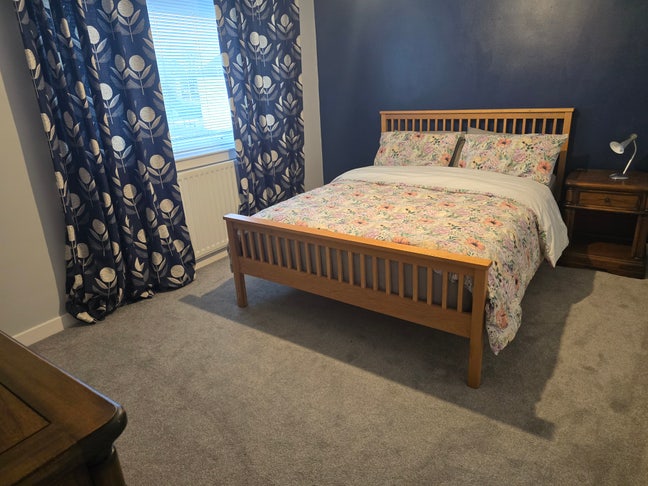 Bright ,comfortable double bedroom  Main Photo