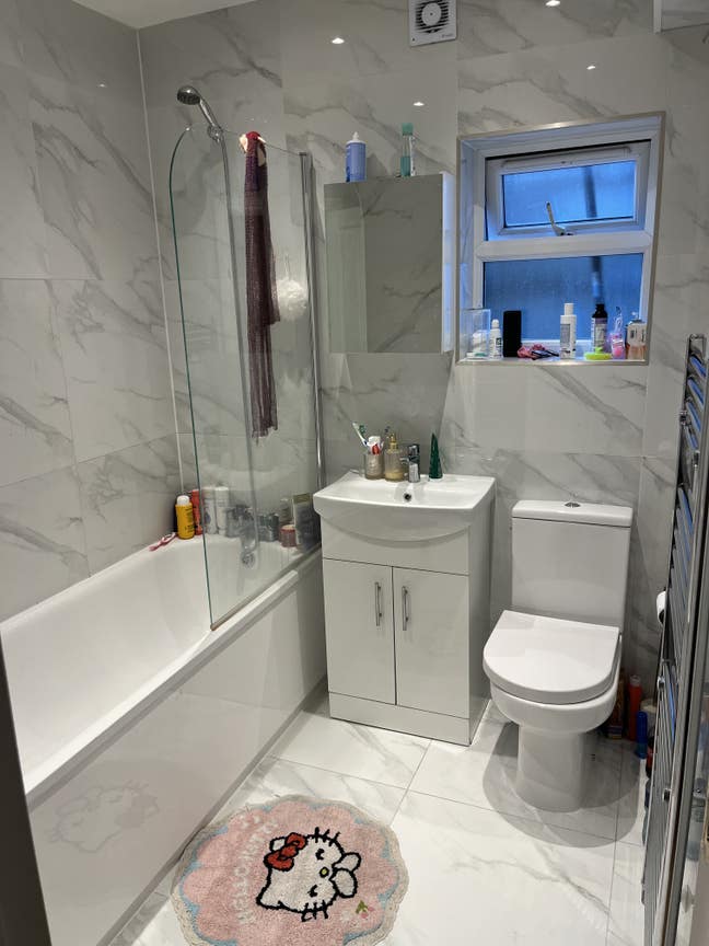 2 rooms available in all female 3 room flat share Main Photo