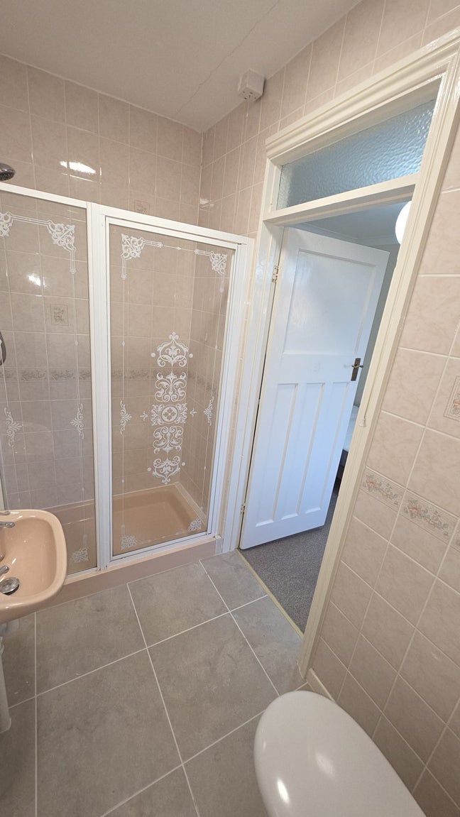 Furnished room with en suite and parking space  Main Photo