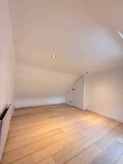 Rooms/ Flat for Rent at Chigwell Station  Main Photo