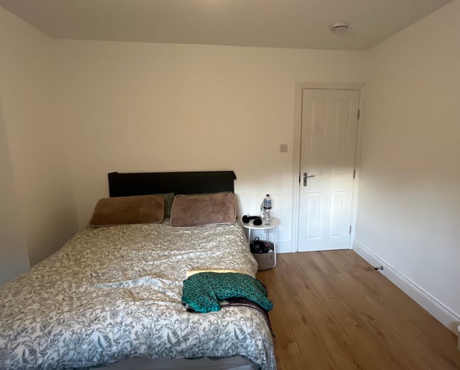 2 rooms available in all female 3 room flat share Main Photo