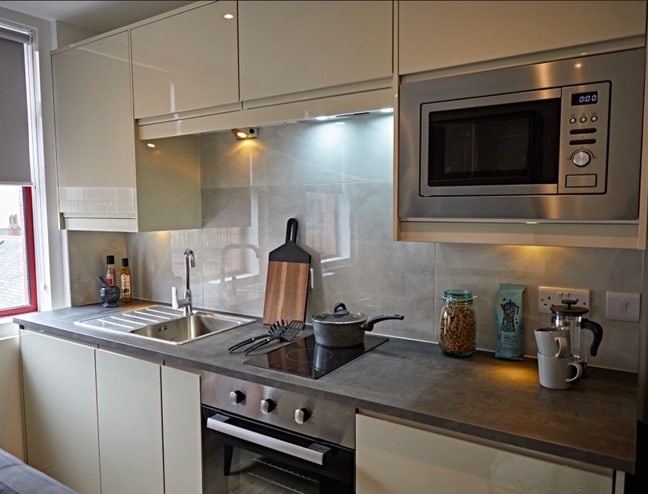 Modern studio to let in Leeds city centre Main Photo