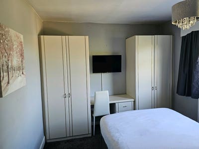 Furnished Spacious Double Bedroom-15 mins to city Main Photo