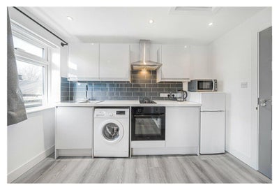 Modern Ensuite Studio Flat Main Photo