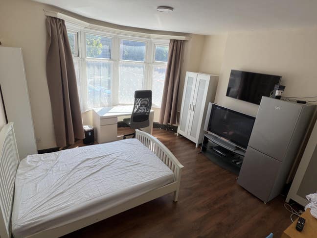 Just Reduced! Extra Large Room in Modern Home   Main Photo