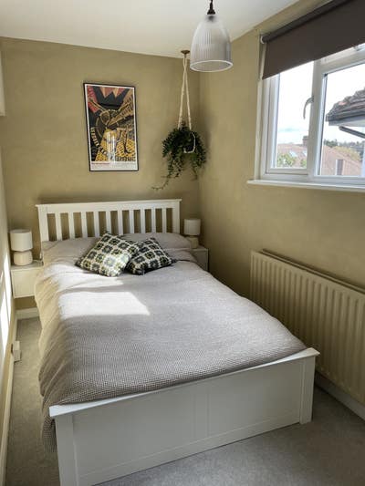 Single room in a lovely family home Main Photo