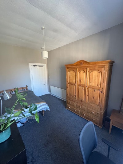 Spacious double bedroom in 3bhk property Main Photo