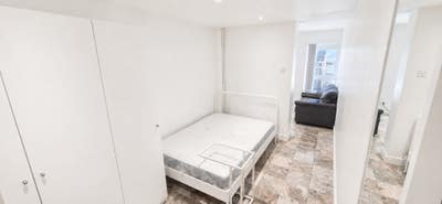 *Lovely Bedsit with Private Garden* No Bills! Main Photo
