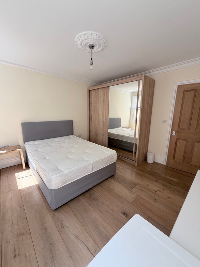 Furnished double room Woking town centre  Main Photo