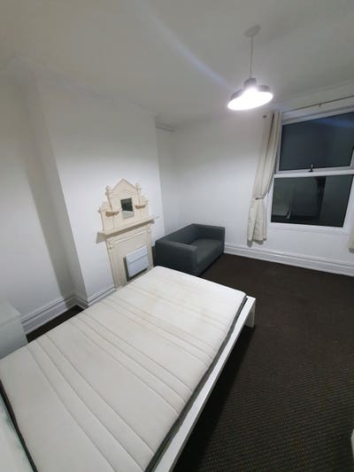 Studio flat with separate kitchen. Armley. Main Photo
