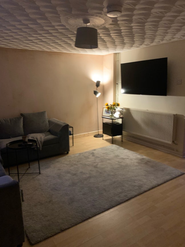 Lovely room available in house Nr Crosshands  Main Photo