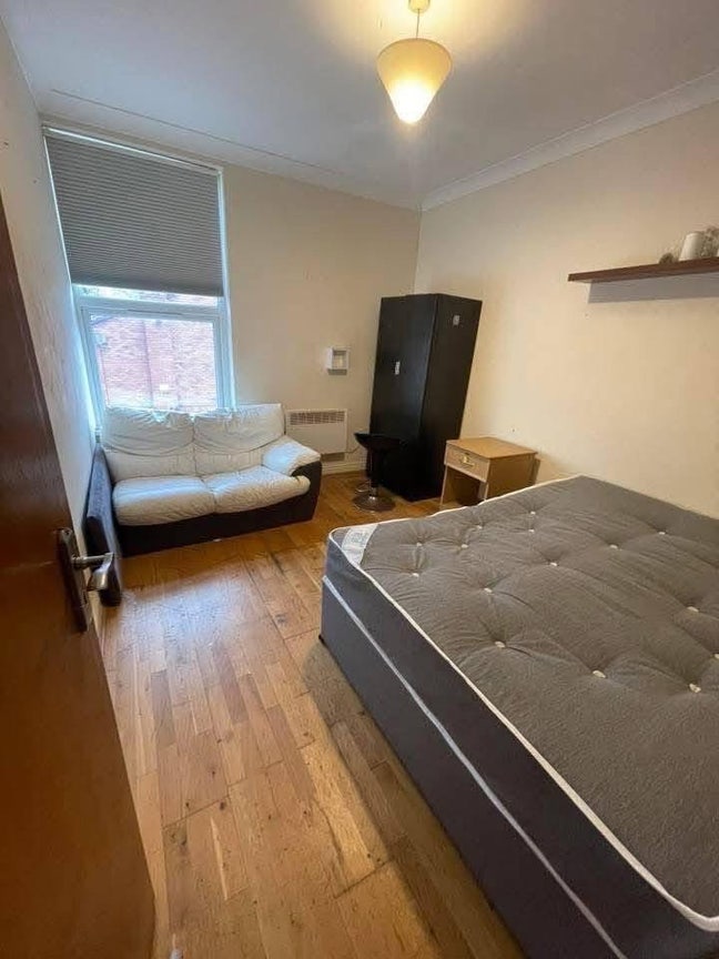 Lovely 2 double bedroom flat Main Photo