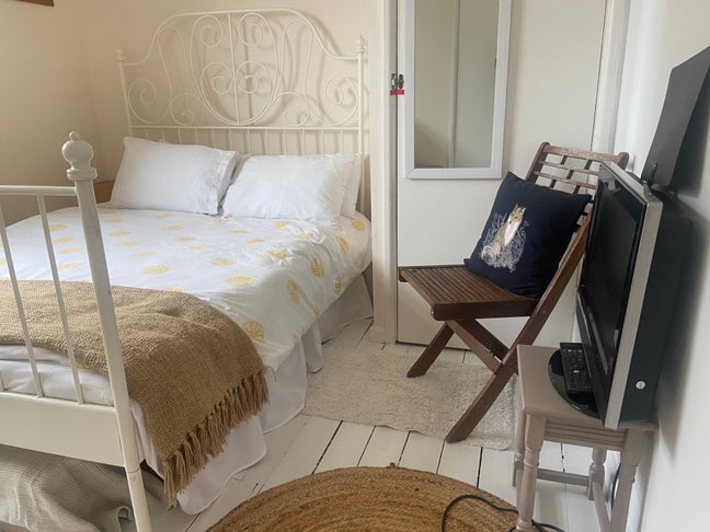 Short Let Single Room in Clean, Quiet House Main Photo