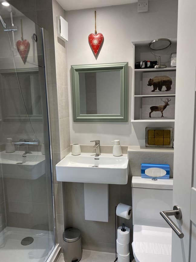 Self Container 1 bed flat, parking, garden Main Photo