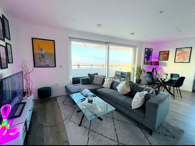 Large Double w/private bathroom Main Photo