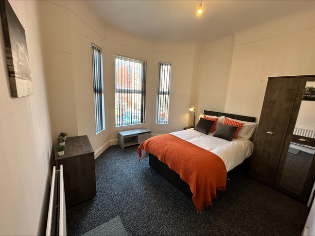One En-Suite Available Now! 🏡  Main Photo