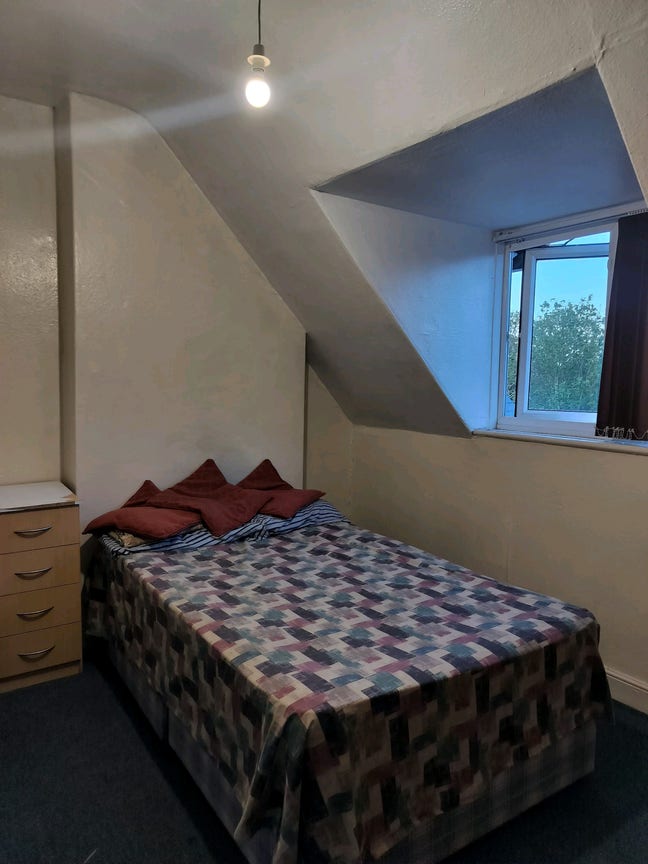 Spacious Double Room – All Bills Included – B5  Main Photo