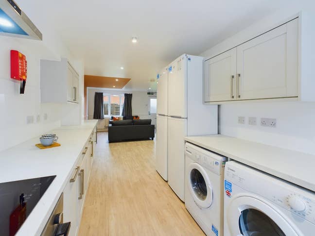 Professional House Share - Bills Included - LE2 Main Photo