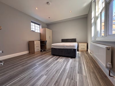 Newly redecorated ground floor Studio flat  Main Photo