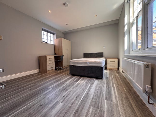 Newly redecorated ground floor Studio flat  Main Photo