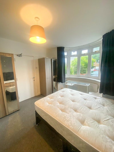 Double En-Suite Room Available Immediately  Main Photo