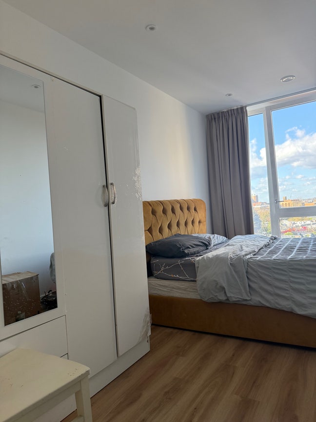 A standard room in a flat available to rent. Main Photo