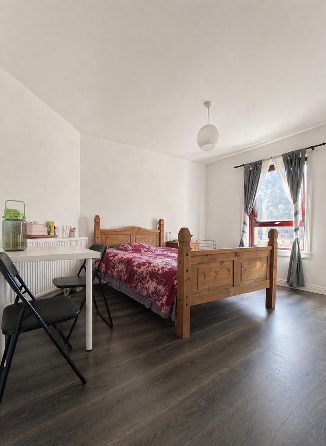 Spacious double bed room in Govan Main Photo