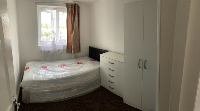 One Double room & 2 Single rooms to Rent   Main Photo