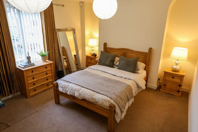 Large Room - Available 24/06 – Town Centre Main Photo