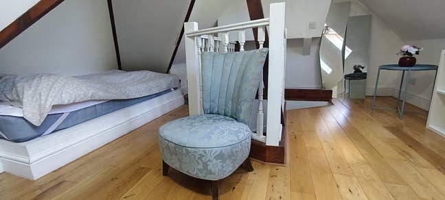 Refurbished spacious room with plenty of storage Main Photo