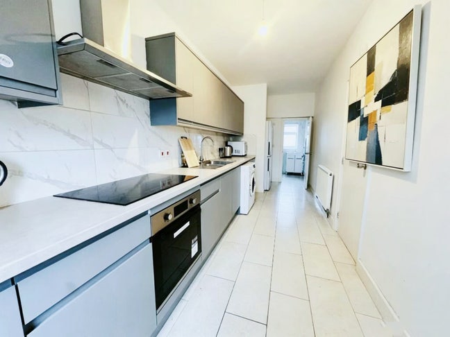 6 Bed House, All Bills Included Available August  Main Photo