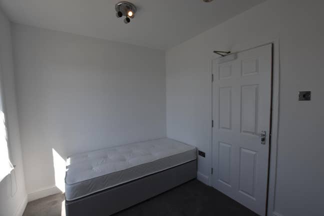 Single Room in House Share Available Now Main Photo
