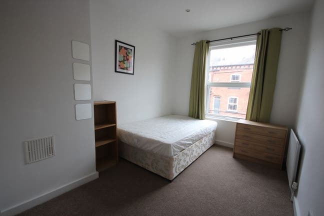 LS4 ROOMS TO RENT Main Photo
