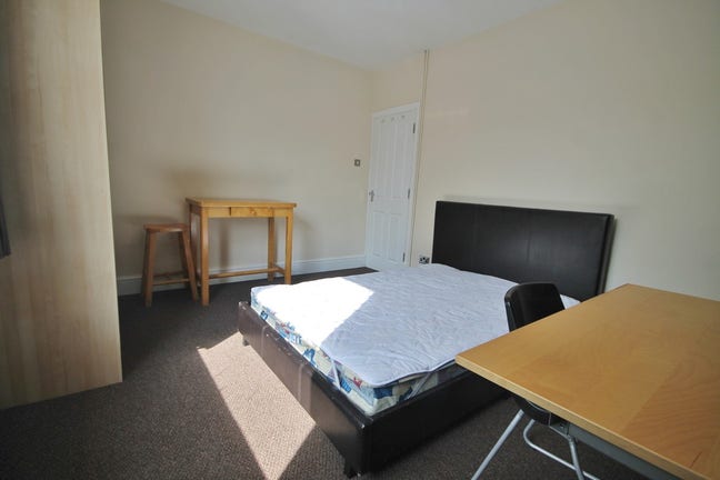 Room in Hyde Park - Available Immediately Main Photo