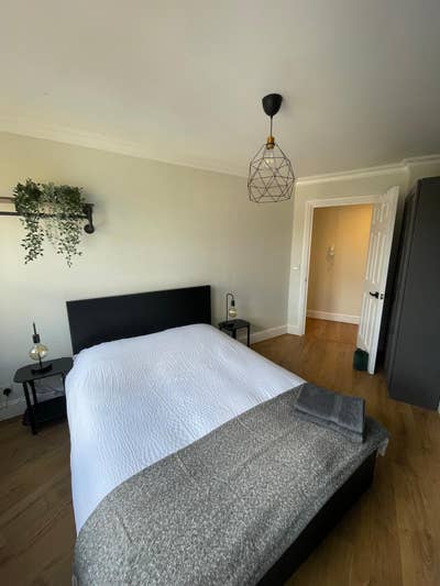 Modern double room next to Twickenham station  Main Photo