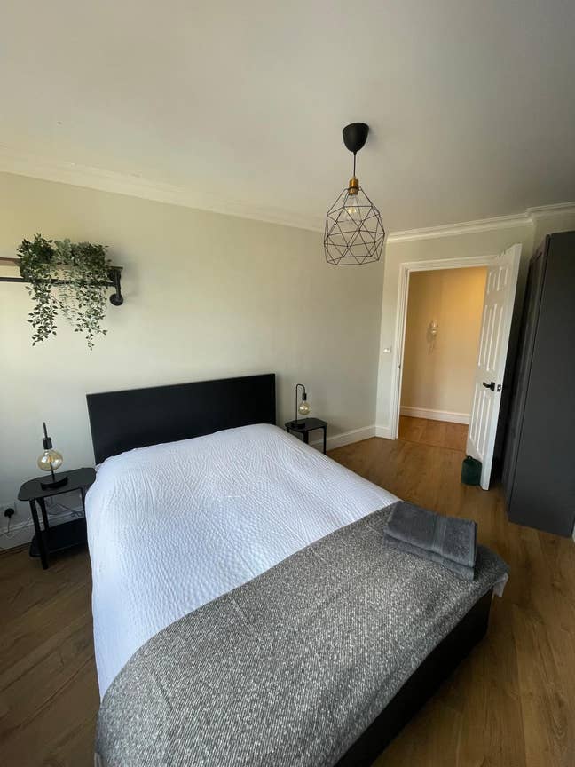Modern double room next to Twickenham station  Main Photo