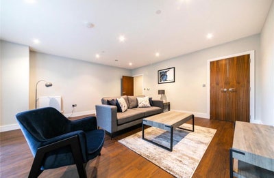 Spacious 3-Bed Flat| Great for Professionals Main Photo